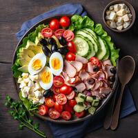 friska cobb sallad med skinka, gurka, tomat, oliver, fetaost ost, avokado och ägg. topp se. generativ ai. foto