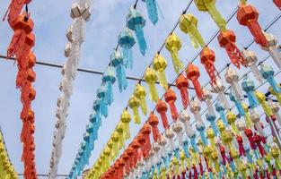 färgrik hängande lyktor belysning i loy krathong festival på nordlig av thailand foto