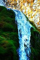 växande vattenfall i de eifel, dreimuhlenwasserfall foto