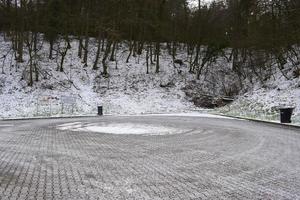 snöig parkign massa med drivande märken foto