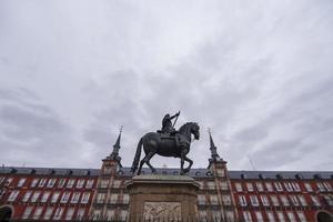 torg borgmästare är en stad fyrkant och horisont byggd under de regera av felipe iii i madrid, spanien, med dess färgrik byggnader och distinkt arkitektur. foto