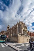 helgon jerome de kunglig är ett tidigt 16: e århundrade roman katolik kyrka i central madrid lång exponering och himmel från olika vinklar foto