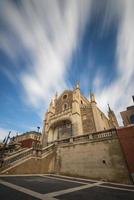 helgon jerome de kunglig är ett tidigt 16: e århundrade roman katolik kyrka i central madrid lång exponering och himmel från olika vinklar foto