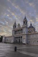 almudena katedral är en roman katolik katedral i madrid, spanien, och är också de administrativ Centrum av de ärkestiftet av madrid. foto