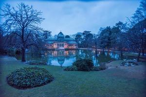 de palacio de cristal glas palats är en 19:e århundrade vinterträdgård belägen i de buen retiro parkera i madrid Spanien den är för närvarande Begagnade för konst utställningar. foto