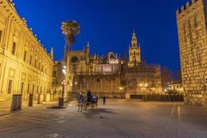 sevilla katedral är de tredje största kyrka i de värld och ett av de skön exempel av gotik och barock arkitektonisk stilar och giralda de klocka torn av är 104,1 meter hög foto