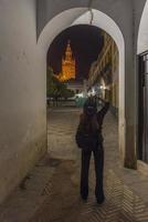 sevilla katedral är de tredje största kyrka i de värld och ett av de skön exempel av gotik och barock arkitektonisk stilar och giralda de klocka torn av är 104,1 meter hög foto