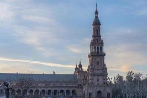 torg de espana är en fyrkant belägen i Sevilla, Spanien och var byggd för de iberisk-amerikansk expo, och den har ett Viktig plats i spanska arkitektur foto