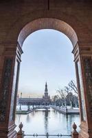 torg de espana är en fyrkant belägen i Sevilla, Spanien och var byggd för de iberisk-amerikansk expo, och den har ett Viktig plats i spanska arkitektur foto