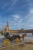 torg de espana är en fyrkant belägen i Sevilla, Spanien och var byggd för de iberisk-amerikansk expo, och den har ett Viktig plats i spanska arkitektur foto