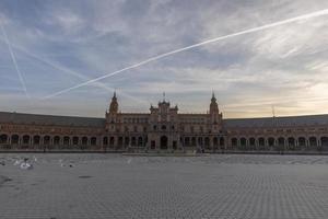 torg de espana är en fyrkant belägen i Sevilla, Spanien och var byggd för de iberisk-amerikansk expo, och den har ett Viktig plats i spanska arkitektur foto