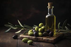 oliv olja med färsk oliver på rustik trä stänga upp foto