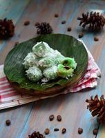 klepon eller kelepon är ett av Indonesiens traditionell kakor tillverkad från klibbig ris mjöl som är formad tycka om små bollar och fylld med brun socker och sedan kokt foto