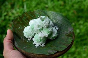 klepon eller kelepon är ett av Indonesiens traditionell kakor tillverkad från klibbig ris mjöl som är formad tycka om små bollar och fylld med brun socker och sedan kokt foto