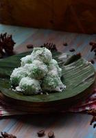 klepon eller kelepon är ett av Indonesiens traditionell kakor tillverkad från klibbig ris mjöl som är formad tycka om små bollar och fylld med brun socker och sedan kokt foto