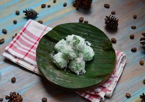 klepon eller kelepon är ett av Indonesiens traditionell kakor tillverkad från klibbig ris mjöl som är formad tycka om små bollar och fylld med brun socker och sedan kokt foto