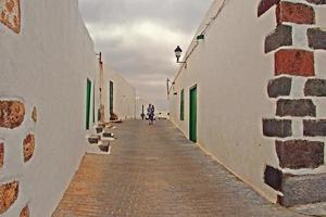 vit låg historisk byggnader och smal gator i de spanska stad av teguise, lanzarote foto