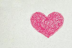 rosa hjärta dragen med krita på vit vägg, kopia Plats foto