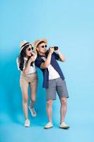 asiatisk par reser bild isolerat på blå bakgrund foto