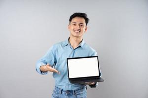 bild av ung affärsman manlig på grå bakgrund foto