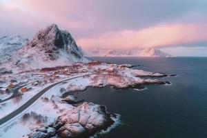 antenn se av lofoten öar i vinter- på solnedgång i Norge. landskap med blå hav foto