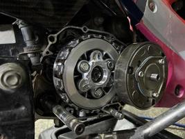 motorcykel service motor reparera stänga upp. underhåll av motorcykel motor. foto