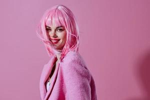 ung kvinna rosa jacka innehav hår kosmetika studio modell oförändrad foto
