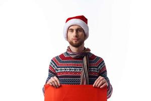 emotionell man i en jul hatt med röd attrapp affisch copy-space studio foto