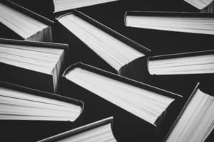 svart och vit böcker bakgrund för läsning app omslag eller litterär soiree inbjudan foto