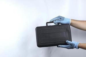 handskar hand innehav verktygslåda isolerat på vit bakgrund foto