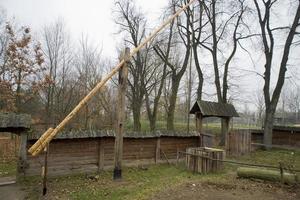 trä- väl i ett gammal by i polen i podlasie på de museum foto