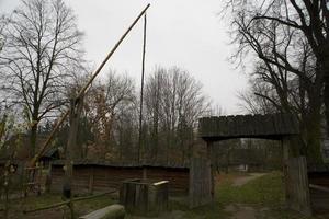 trä- väl i ett gammal by i polen i podlasie på de museum foto