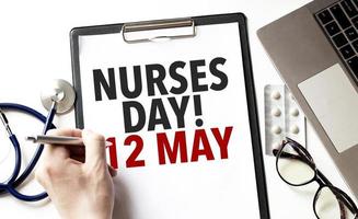 läkare innehav en penna och kort med text sjuksköterskor dag 12 Maj, medicinsk begrepp foto