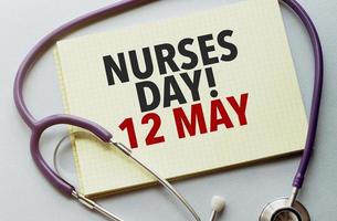 på en lila bakgrund en stetoskop med gul lista med text sjuksköterskor dag 12 Maj foto