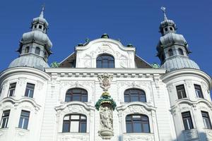 Wiens 19:e århundrade historisk byggnad med två torn foto