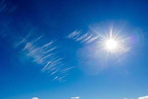 naturlig landskap bakgrund med blå himmel, Sol och vit moln foto