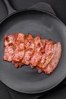 utsökt färsk friterad bacon Ränder med kryddor foto