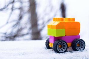 färgglad leksaksbil på snö foto