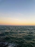marinmålning hav med lugna vatten och klar himmel foto