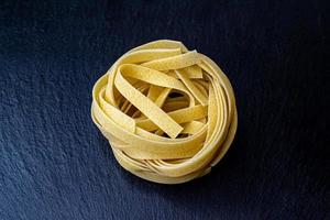 torr italiensk tagliatelle pasta bakgrund friska mat Foto