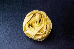 torr italiensk tagliatelle pasta bakgrund friska mat Foto