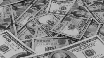 svart och vit bakgrund av oss valuta sedlar finansiell begrepp pengar bakgrund hundra dollar räkningar foto