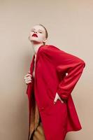 glamorös kvinna röd mun mode jacka studio modell oförändrad foto