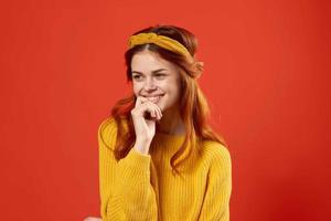 glad Söt kvinna i gul Tröja röd hår hippie mode foto