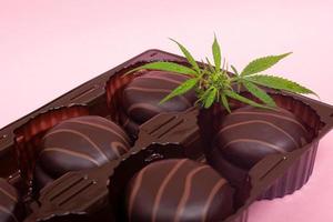 choklad cannabis kakor med thc och cbd extrakt foto