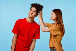 glad kille och flicka i flerfärgad t-tröjor känslor glädje av kommunikation foto