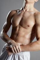 porträtt av en naken man med en taggad torso och biceps kondition kroppsbyggare foto