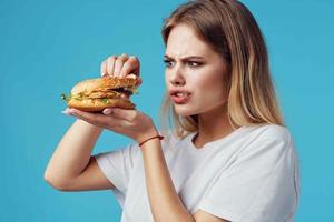 blond i vit t-shirt hamburgare snabb mat mellanmål glädje foto