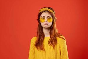 attraktiv kvinna i gul Tröja glasögon mode dekoration studio foto