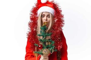 glad kvinna klädd som santa Semester jul dekorationer foto
